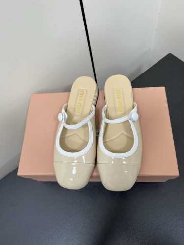 Miu Miu 缪缪 2025早春新品钮扣粗跟玛丽珍半拖穆勒鞋专柜主打最新走秀款 蝴蝶结复古玛丽珍粗跟单鞋火爆上新！ 缪家高货 顶级工艺打造精品质感 无敌舒适