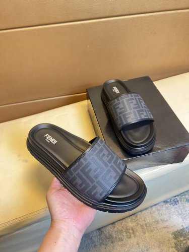 芬迪 顶级代购爆款男士拖鞋鞋 专柜同步 鞋面意大利进口小牛皮，鞋底：原厂特供原版底，独家活动成型底超级舒适，原厂跟单货，高品质，可随意进出专柜，欢迎对比，码数