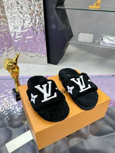 工厂直批： 飞机盒5 Louis vuitton 2024新款羊毛拖鞋细柔软羊毛 頂级品质纯皮毛一体直毛打造！超温暖的感觉，穿上仿佛踩在云朵上LV经典老花装饰，