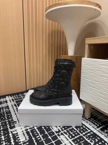 毛里 - 24Ss秋冬新款Dior D-Unit 及踝靴藤格纹马丁短靴 这款 D-Unit 及踝靴是二零二四早春系列新品，醒目时尚。采用牛皮革精心制作，饰以绗缝