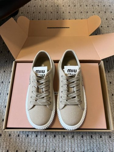 代购级 Miumiu 缪缪 松糕厚底休闲小白鞋帆布鞋 包头半拖饼干鞋 高级感十足！国内外博主刷爆的一款， 复古又时髦 上脚美炸了！ 简约的格板设计，鞋侧Logo