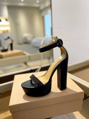 价格p： 吉安维托 罗西 Gianvito Rossi 吉安维托 罗西 Gianvito Rossi 秉承了其传统意大利工艺，专注精巧细节，打造优雅女人味，每一