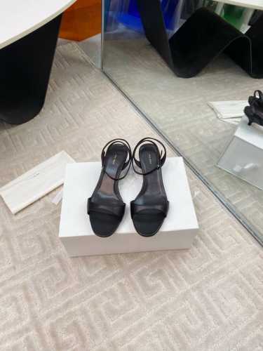 出厂340 The Row 25Ss 新款性感细带凉鞋 细带凉鞋只服The Row 一如既往的简单，超强设计感，线条简洁流畅 虽然没有过多的元素点缀，只有两根细