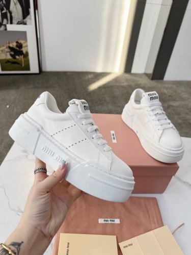 冲量价: miu Miu 缪缪25走秀女士牛皮革漂白做旧运动鞋 美式复古风~ 颜值担当火爆款运动鞋 不得不入的一款 做旧时尚 简约高级 随意搭配上脚非常舒适 年