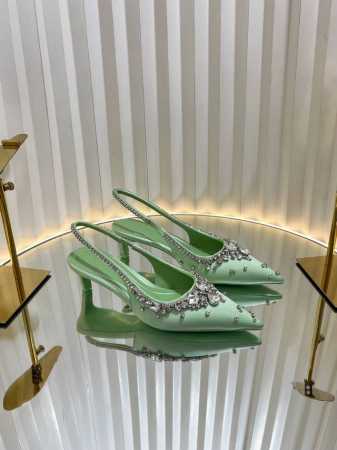 2025开春 新款首发美得挪不开眼2025专柜同步春夏新款Gucci 25S春夏新品水钻糖果色 后带凉鞋高跟G家在体现高级感这块 总让人大写的服气看起来蛮简单的 - 点击图像关闭
