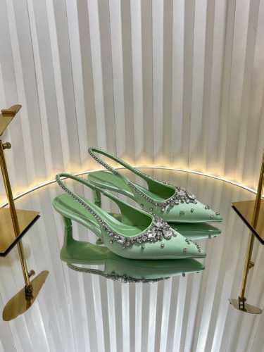 2025开春 新款首发美得挪不开眼2025专柜同步春夏新款Gucci 25S春夏新品水钻糖果色 后带凉鞋高跟G家在体现高级感这块 总让人大写的服气看起来蛮简单的