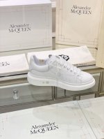 Alexander Mcqueen麦昆经典小白鞋 多年麦昆生产经验，前后多年在外国、香港、深圳多渠道购入多双原版，一直跟进专柜版型和材质！ ※对版亚光丝绸牛皮面