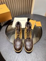 LV Ranger 联名老花马丁靴 情侣款及踝靴拼接正绒面革和 Monogram 提花织物，演绎都市惬意。宽幅织物鞋带和轻盈微型凸纹外底成就瞩目细节，LV 字母