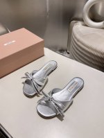 出厂价p Miumiu2025新款凉鞋系列时尚洋气 夏日清凉标配 面料材质 .羊皮+蝴蝶结元素搭配 垫脚羊皮里 意大利进口真皮大底 码数: 34-40 34-4