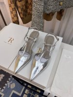 小众潮牌The row法式简易尖头高跟后空凉鞋单鞋 复古气质女王 整个鞋型简约大气，很干净利落又好搭配！日常穿搭、约会聚会等也能轻松驾驭！ 鞋面：采用进口牛油皮