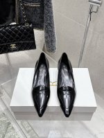 顶级版 Therow复古优雅猫跟单鞋 简直是时尚达人们的心头好，每一季的新品都能牢牢抓住大家的眼球。这款小跟鞋延续了品牌一贯的极简风格，设计简洁大气，透露出一种