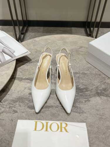 迪奥Dior 早春新款 尖头慕勒拖女拖鞋 明星同宽CD字母logo高跟凉鞋 市面顶级高端版本 材质：鞋面采用进口混种羊皮+水染羊皮内里 垫脚意大利真皮大底 跟高