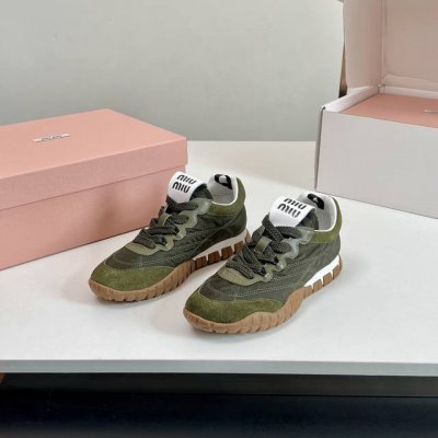 厂价 高版本！Miu Miu 缪缪Tyre系带休闲运动鞋、老爹鞋，配色选项包括芥末黄、灰色、奶油色和橄榄绿。自带十足踩踏感的 Tyre 隶属于 Miu Miu