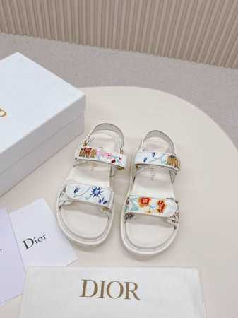 高端电绣款 Dior 最新款凉鞋 这款混种羊皮 Dioract 凉鞋款式时尚。搭配贴合脚型的内底，采用格外轻盈、舒适的皮革制作。鞋面饰带采用魔术贴开合，搭配金色 - 点击图像关闭