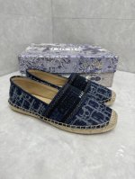 P250Dior Granville 麻底帆布鞋渔夫鞋 這款 Dior Granville 麻底帆布鞋展現經典藍色 Dior Oblique 主題圖案。此款式以
