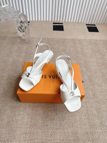 Louis Vuitton Lv方头搭扣 V型带猫跟凉鞋露跟高跟鞋 Lv五金 Logo 饰以点缀 细节质感特别的高级 犀利的造型效果视觉盛宴难以掩饰Lv的优雅气