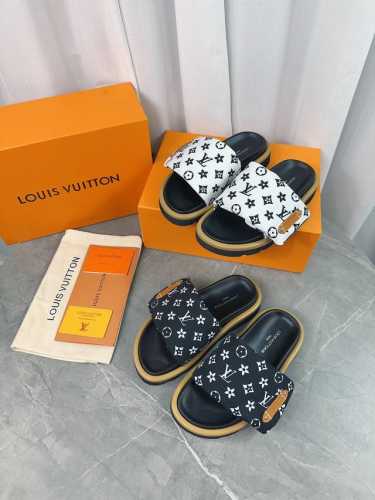 lv驴牌L家 爆款 浮雕Logo 压花 凉拖鞋 本款 Pool Pillow Comfort 平底凉拖取材科技织物，以高频压印技术重绎 Monogram 图案。
