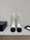 CHANEL 小香经典秋冬巴双C菱格字母粗跟 中筒靴 一般碰到这个类型的靴子可以多入哦～ 具有名媛气质 又带着一丝不经意的小复古 小小圆头拼接设计 弧度把控的非