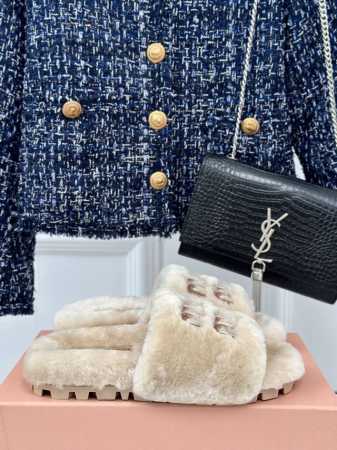 厂价 MIUMIU经典秋冬字母毛毛拖鞋 这季节美鞋太多这款毛拖 真的是让我无法自拔真太可爱了～ 毛茸茸的羊毛是选用欧洲进口A级羊毛 我们做到与原版一致满鞋 全部 - 点击图像关闭