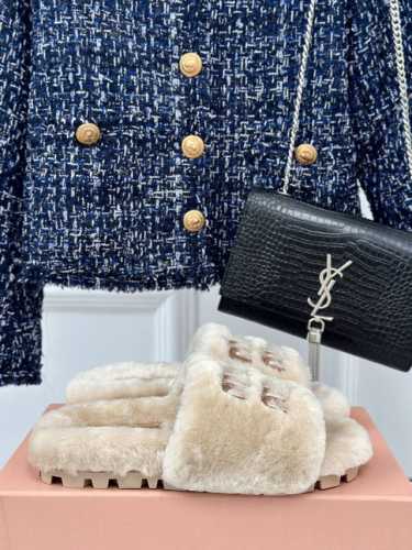 厂价 MIUMIU经典秋冬字母毛毛拖鞋 这季节美鞋太多这款毛拖 真的是让我无法自拔真太可爱了～ 毛茸茸的羊毛是选用欧洲进口A级羊毛 我们做到与原版一致满鞋 全部
