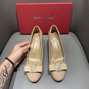 橙子出厂价 Ferragamo 菲拉格慕 蝴蝶结圆头漆皮粗跟单鞋 浅口高跟女鞋 码数：34-42
