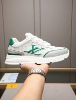 路易 L家驴牌 厚底 休闲 运动鞋 以光滑牛皮革塑造考究设计 可轻松融入各式造型 瞩目 Lv 字母标注鞋侧 轻盈橡胶外底点缀 Vuitton 标识 底厚 4Cm