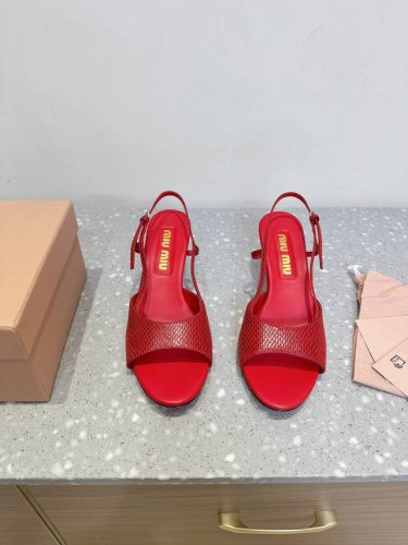 6.5Cm Miumiu 缪缪 25Ss春夏新款 复古 蛇纹 鱼嘴 凉鞋 高跟鞋 春夏清新配色 曲线优美，小猫跟后空凉鞋 日常穿搭都很搭配鞋边有专属标识性Log