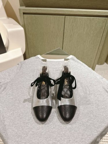 CHANE 小香最新玛丽珍洋气上新 完全原版一比一复刻打造 版型超级正 最新时尚的设计 火遍全网的单鞋，上脚又酷又时髦 独特设计最为抢眼吸晴 上脚还很好的修饰腿