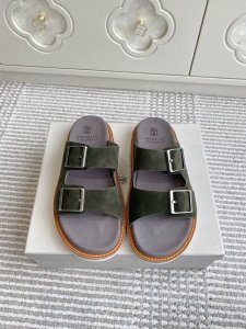 brunello Cucinelli Bc 情侣款博肯系列 皮带扣沙滩拖鞋 此款凉拖鞋鞋型堪称经典，永不过时！ 外底上的个性Logo和独特的水波纹凹槽设计，奢华