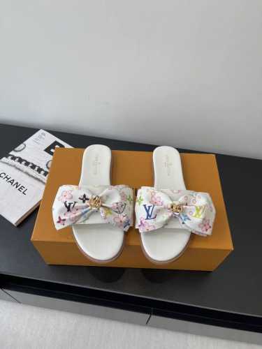Lv 25春夏新款 新款沙滩拖鞋 高级感十足 复古又时髦 上脚美炸了 原版订制皮料 内里牛里 橡胶组合高端大底 码数: 35-42 35.40.41.42.定做