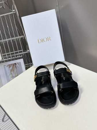 dior迪奥春夏最新款魔术贴凉鞋、超多明星网红种草、夏天必备 经典的版型设计上迪奥Logo五金点缀、超好看超百搭、上脚非常柔软鞋面进口电绣牛皮，内里羊皮里、正品 - 点击图像关闭