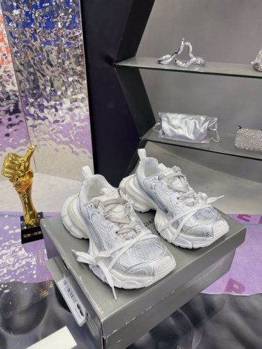 工厂p价p 情侣款Balenciaga 巴黎世家九代23Ss最新爆款3Xl Sneaker系列 情侣款 休闲 老爹鞋 运动鞋 整体鞋型汲取了Balenciaga
