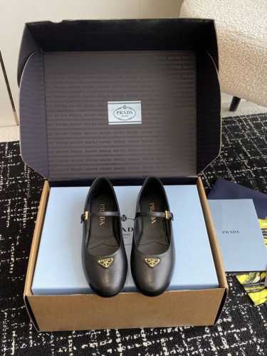 东莞代购级 官网同步盒包装 Prada 24Ss 普拉达春夏新品 实力来袭 Prada Glow限时店很闪亮的单品 玛丽珍单鞋 芭蕾舞鞋 超级爆系列爆品，各大网