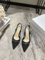 dior2025 春夏新品钢印字母Logo单鞋 凉鞋系列 单鞋 高跟鞋 顶级版本 延续D家永恒经典！这款鞋低调不失华丽 性感又不显张扬 鞋型是大家都爱的秀气款