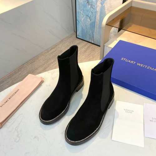STUART WEITZMAN简称SW 秋冬新品，焕新演绎了经典切尔西靴。休闲的廓形设计搭配奢华的水晶缀饰 每一对鞋子均有 多个水钻配饰，这一组合既迷人又随性；