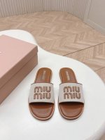 出厂 ，Miumiu2025 新款拖鞋 经典永流传！拉菲草平底拖鞋满满的少女心，复古千金小姐韵味，拉菲草设计可爱又优雅，独家定制拉菲草鞋面，羊皮内里，意大利水染