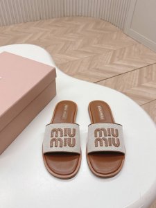 出厂 ，Miumiu2025 新款拖鞋 经典永流传！拉菲草平底拖鞋满满的少女心，复古千金小姐韵味，拉菲草设计可爱又优雅，独家定制拉菲草鞋面，羊皮内里，意大利水染