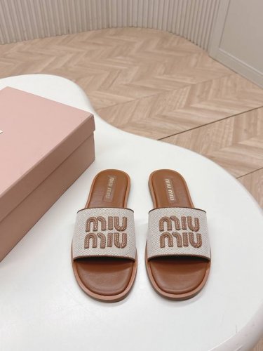 出厂 ，Miumiu2025 新款拖鞋 经典永流传！拉菲草平底拖鞋满满的少女心，复古千金小姐韵味，拉菲草设计可爱又优雅，独家定制拉菲草鞋面，羊皮内里，意大利水染