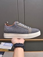 Santoni 圣东尼 意大利男士手工小牛皮休闲鞋出货！这个意大利纯手工鞋履品牌的每一双鞋设计简洁经典，上脚非常舒适百搭！ 用“新贵”来形容意大利鞋履品牌san