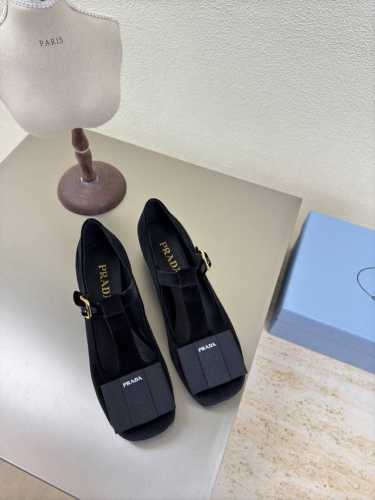方头 可爱 玛丽珍方跟 印胶 Logo 单鞋 Prada 方圆跟 3.5Cm 简约设计 搭配三角标 Logo 的设计和简约的线条 很有格调 简单纯粹得色调 原版