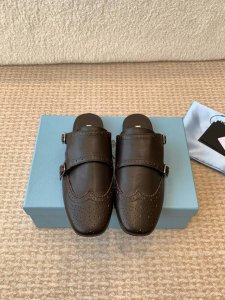 半拖 单鞋Prada 25ss 普拉达走秀款复古 双扣 半拖鞋单鞋 乐福鞋爆款！走秀款 复古感时髦满满 随意百搭 时尚休闲 独到味道人人都爱也轻松驾驭 每年都会