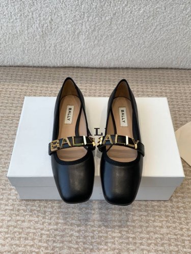 Bally 官网同步，2025春夏新款，时尚粗跟平底马丽珍logo 字母单鞋，走秀款芭蕾舞鞋款式新颖别致，采用方形头型设计 配以Bally 字母扣搭设计突出品牌