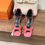 4Cm组图 出厂价P Hermes 爱马仕 Joy 40高跟凉鞋 时尚又百搭 搭配H鞋头 超级舒服 每个细节都做到极致 搭配同色调标志性纯鞋扣 设计简约流畅 打