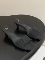 toteme 25S春夏新款小猫跟方头极简一字带拖鞋 呈现的利落融合很的完美，无是论休闲度假还是优雅知性，都驾得驭很好！ 比象想中更百搭多变，真正释诠了复古、摩