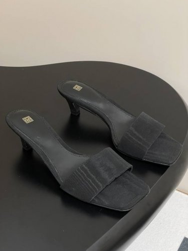 toteme 25S春夏新款小猫跟方头极简一字带拖鞋 呈现的利落融合很的完美，无是论休闲度假还是优雅知性，都驾得驭很好！ 比象想中更百搭多变，真正释诠了复古、摩
