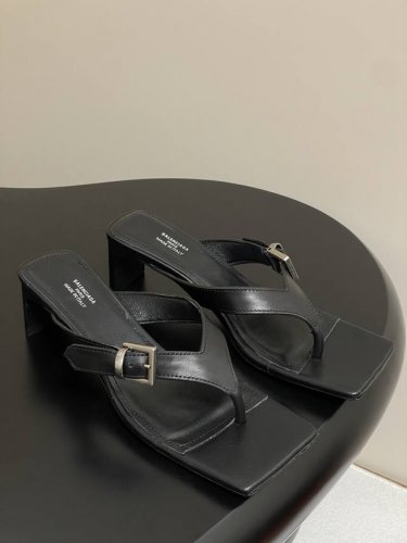 25春夏新款Balenciaga巴黎世家高跟方头夹脚人字拖鞋 将时髦发挥到极致的 巴黎世家方头时装鞋 巴黎世家的鞋子绝对开了挂 每一双都想去入 因为真的每一对都