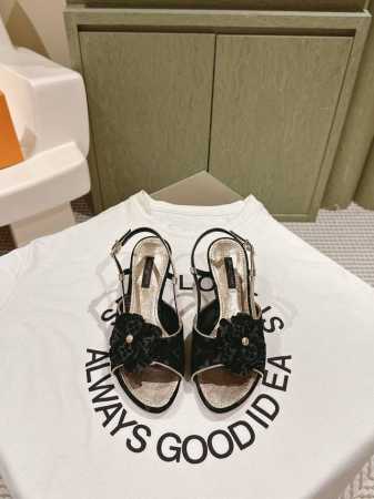 拖鞋 凉鞋 225 驴家新品 New Arrival～Lv春夏单宁猫跟拖鞋.单宁色搭配的棕色皮质，也太出彩了！ 刚刚好的小猫跟，性感舒适，拉满了夏日美鞋能给的满 - 点击图像关闭