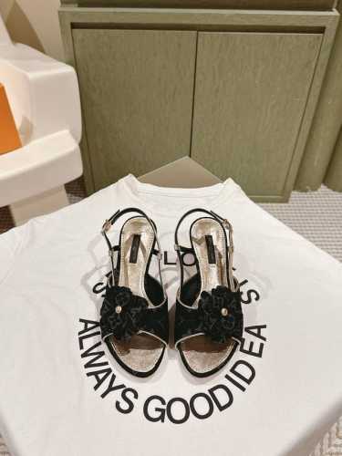 拖鞋 凉鞋 225 驴家新品 New Arrival～Lv春夏单宁猫跟拖鞋.单宁色搭配的棕色皮质，也太出彩了！ 刚刚好的小猫跟，性感舒适，拉满了夏日美鞋能给的满