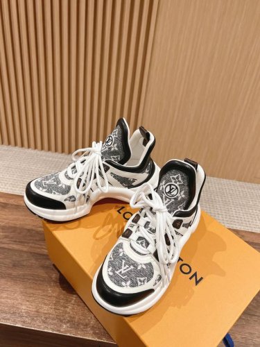 橙子出厂价p louis Vuitton 路易威登 Lv新配色 休闲老爹鞋 弓形运动鞋 不断的新品系列加入了更多配色细节 少女心爆棚 尽显青春活力 日常穿搭超级