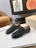 品 牌：Lemaire2025ss一双超级舒服的德比鞋对lemaire的德比鞋一见钟情，念念不忘必有回响。出了经典黑白色又出了这个米黄色。做了攻略说要买大一点，
